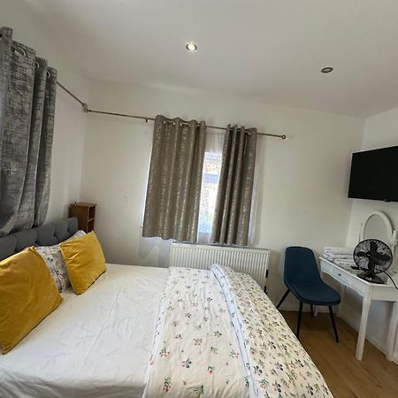 3Rd Studio Flat With Private Toilet And Bathroom Setup For Family Enjoyment 134 Keedonwood Road 布罗姆利 外观 照片