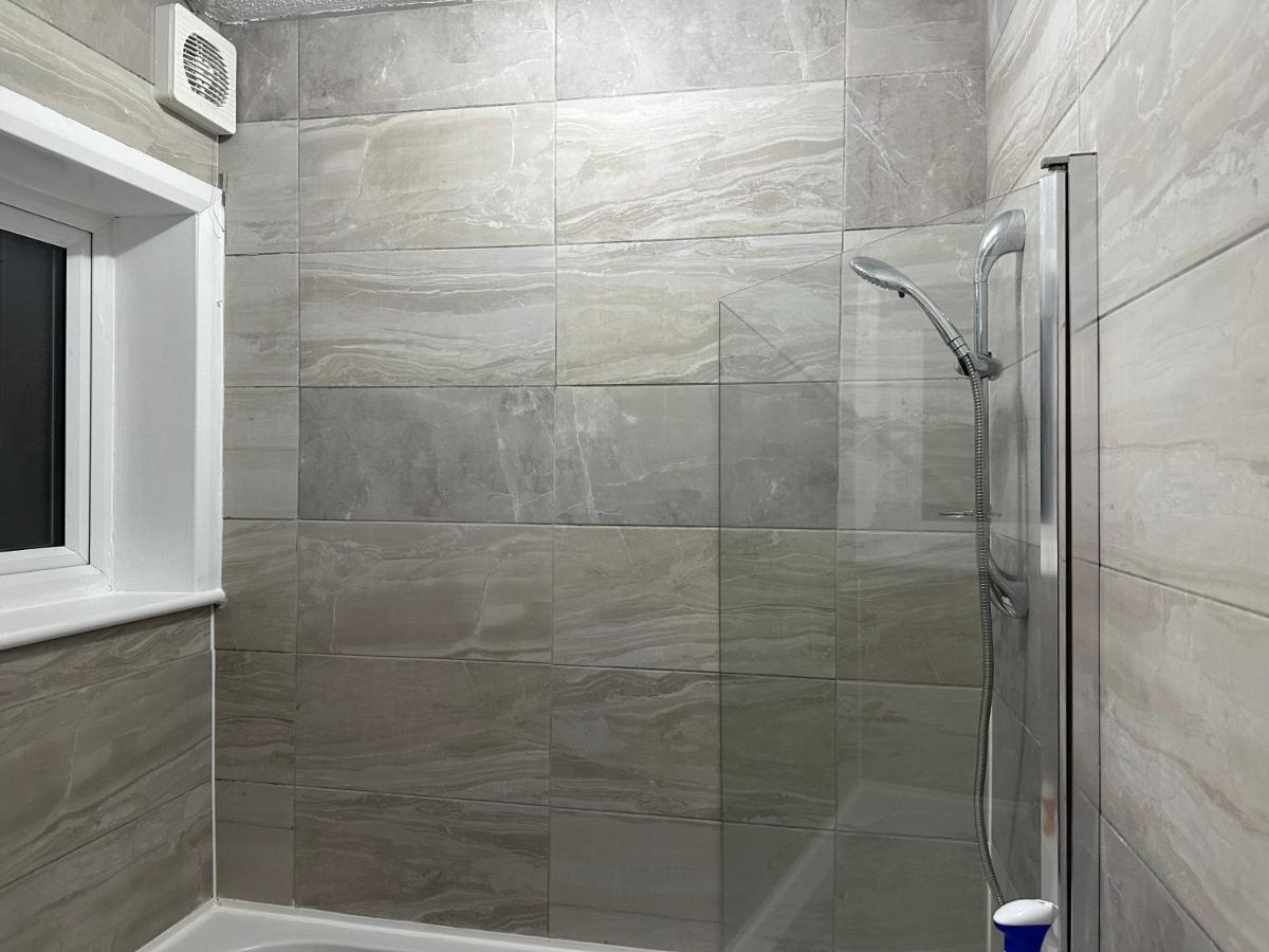 3Rd Studio Flat With Private Toilet And Bathroom Setup For Family Enjoyment 134 Keedonwood Road 布罗姆利 外观 照片