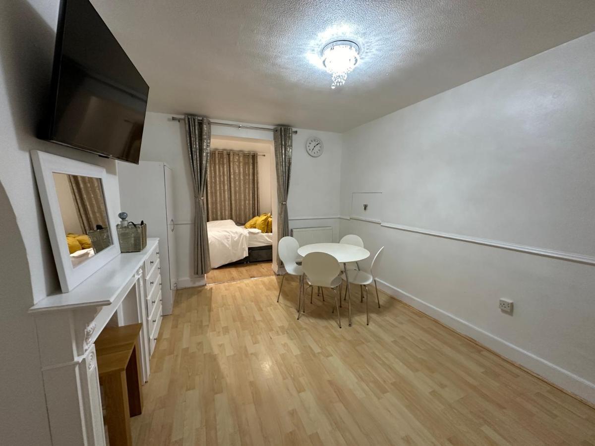 3Rd Studio Flat With Private Toilet And Bathroom Setup For Family Enjoyment 134 Keedonwood Road 布罗姆利 外观 照片