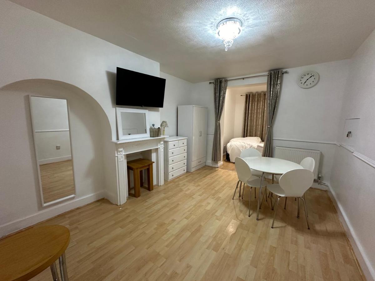 3Rd Studio Flat With Private Toilet And Bathroom Setup For Family Enjoyment 134 Keedonwood Road 布罗姆利 外观 照片