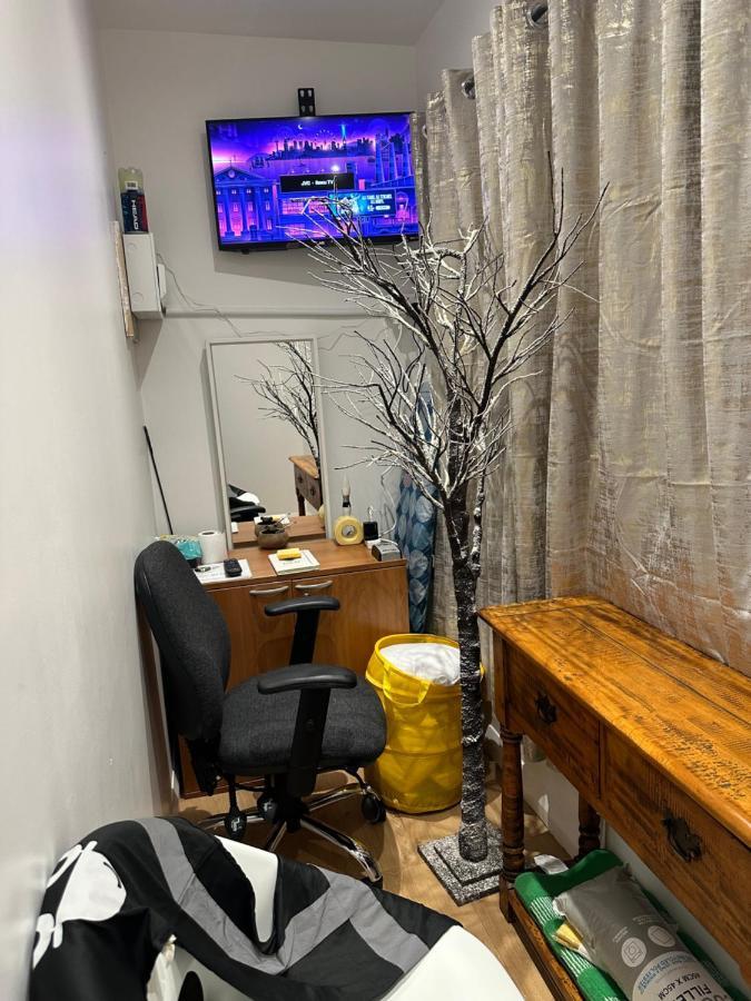 3Rd Studio Flat With Private Toilet And Bathroom Setup For Family Enjoyment 134 Keedonwood Road 布罗姆利 外观 照片