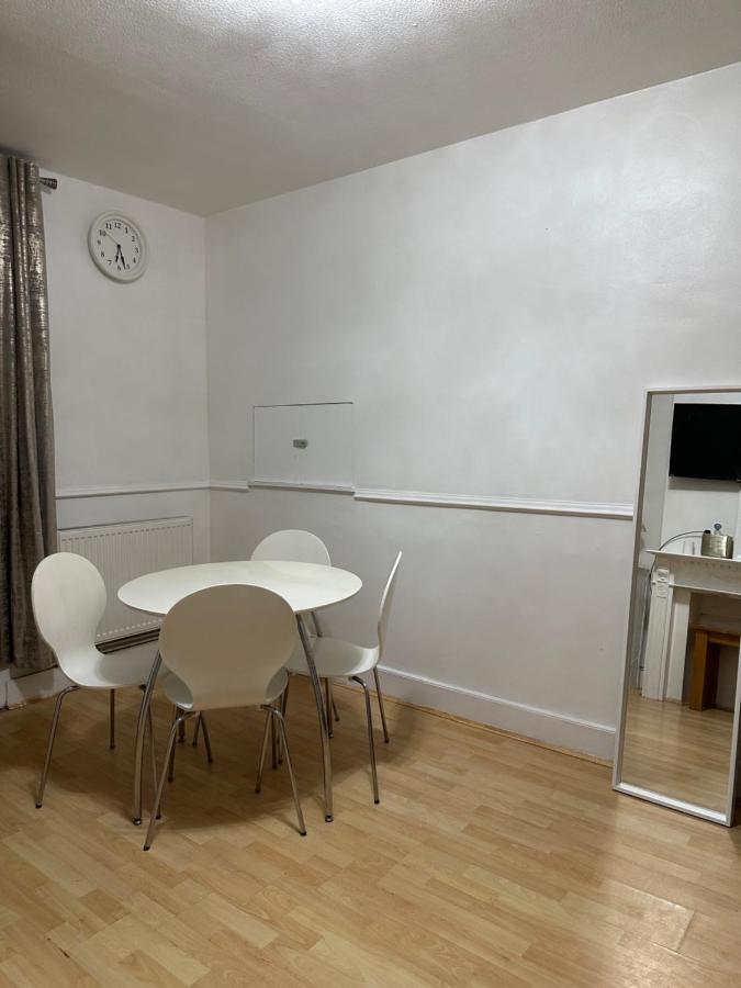 3Rd Studio Flat With Private Toilet And Bathroom Setup For Family Enjoyment 134 Keedonwood Road 布罗姆利 外观 照片