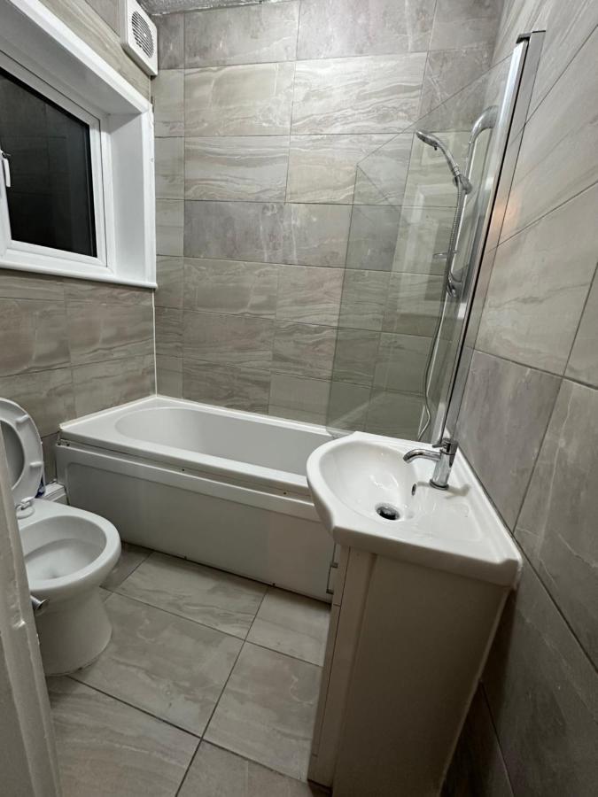 3Rd Studio Flat With Private Toilet And Bathroom Setup For Family Enjoyment 134 Keedonwood Road 布罗姆利 外观 照片