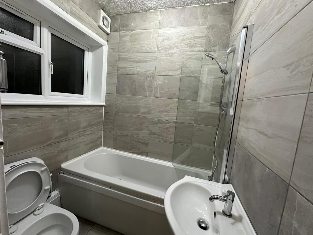 3Rd Studio Flat With Private Toilet And Bathroom Setup For Family Enjoyment 134 Keedonwood Road 布罗姆利 外观 照片