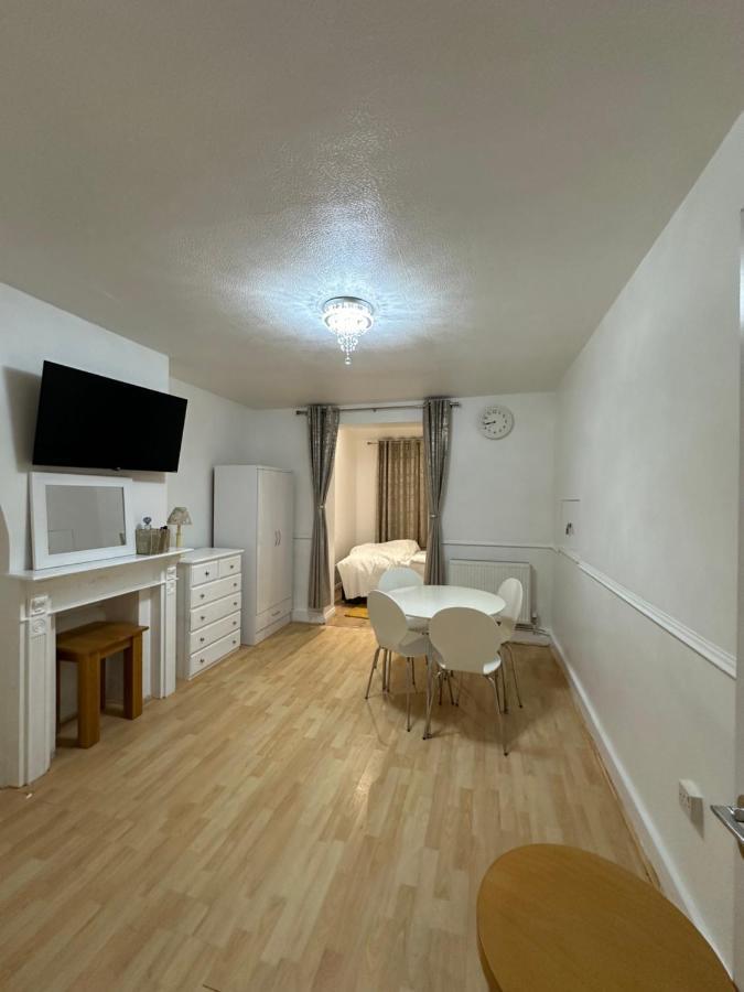 3Rd Studio Flat With Private Toilet And Bathroom Setup For Family Enjoyment 134 Keedonwood Road 布罗姆利 外观 照片