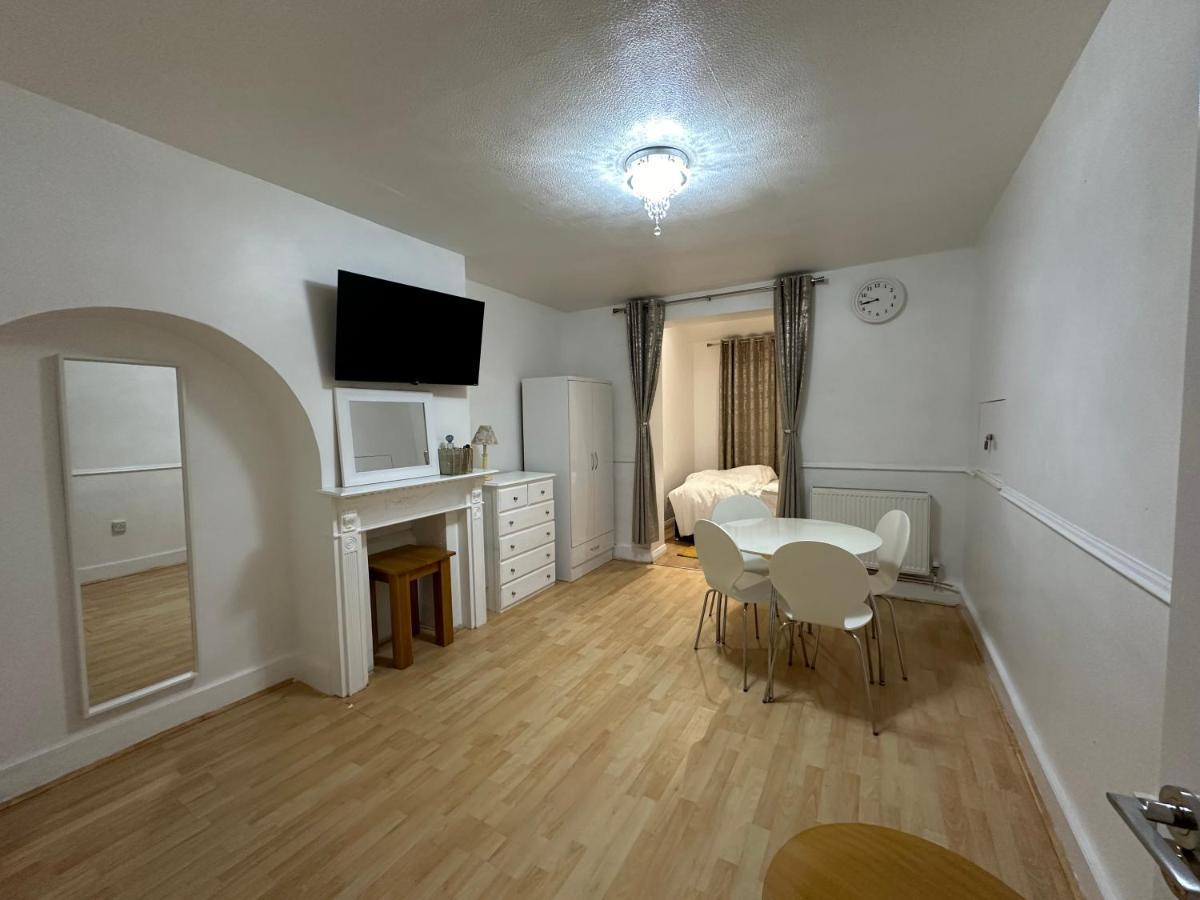3Rd Studio Flat With Private Toilet And Bathroom Setup For Family Enjoyment 134 Keedonwood Road 布罗姆利 外观 照片