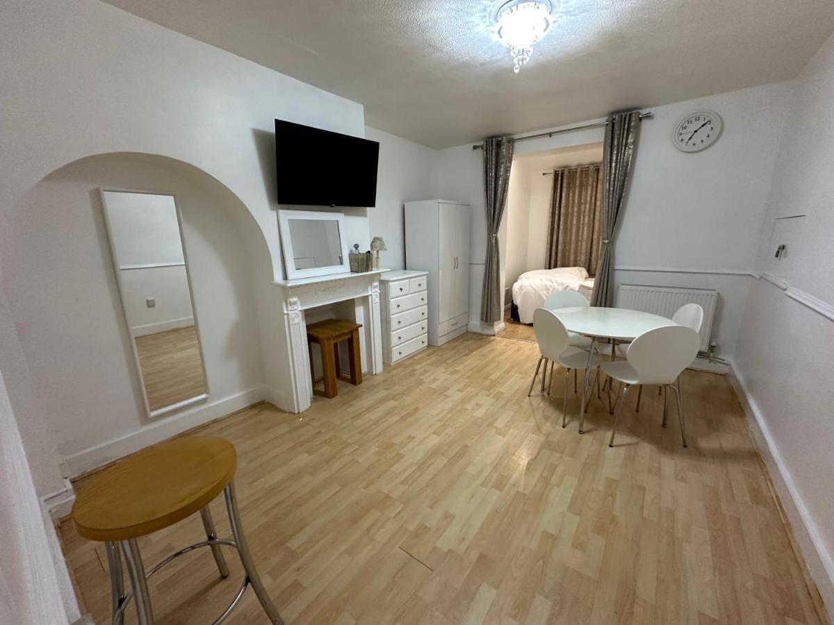 3Rd Studio Flat With Private Toilet And Bathroom Setup For Family Enjoyment 134 Keedonwood Road 布罗姆利 外观 照片