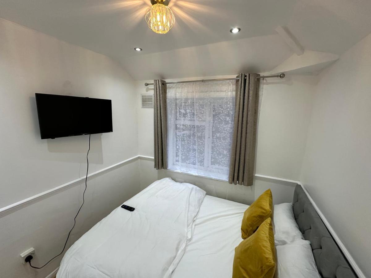 3Rd Studio Flat With Private Toilet And Bathroom Setup For Family Enjoyment 134 Keedonwood Road 布罗姆利 外观 照片