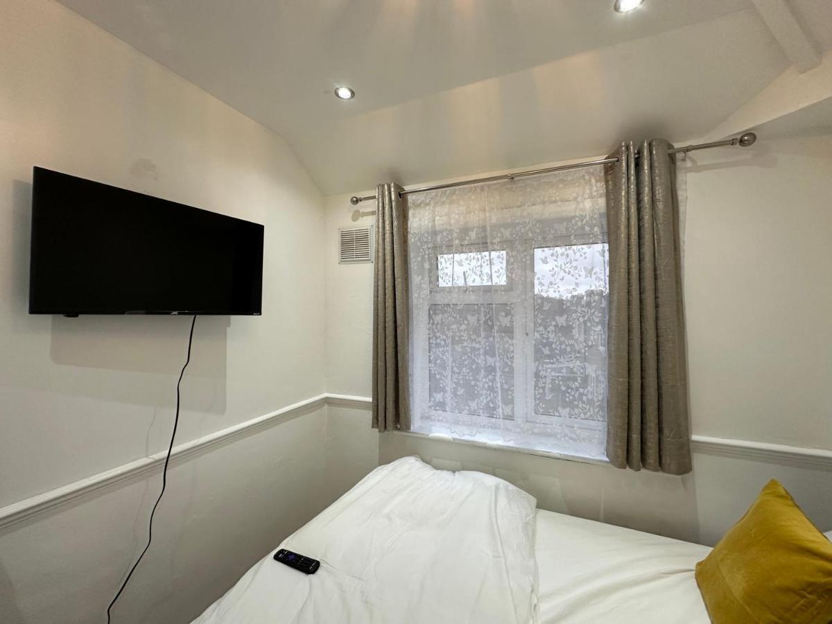 3Rd Studio Flat With Private Toilet And Bathroom Setup For Family Enjoyment 134 Keedonwood Road 布罗姆利 外观 照片