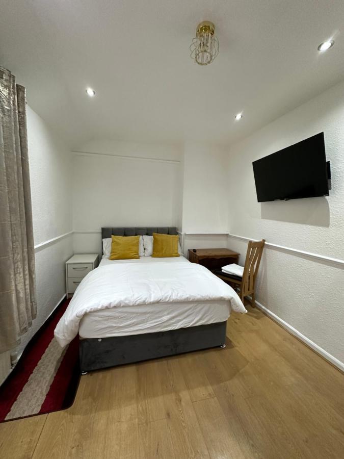 3Rd Studio Flat With Private Toilet And Bathroom Setup For Family Enjoyment 134 Keedonwood Road 布罗姆利 外观 照片