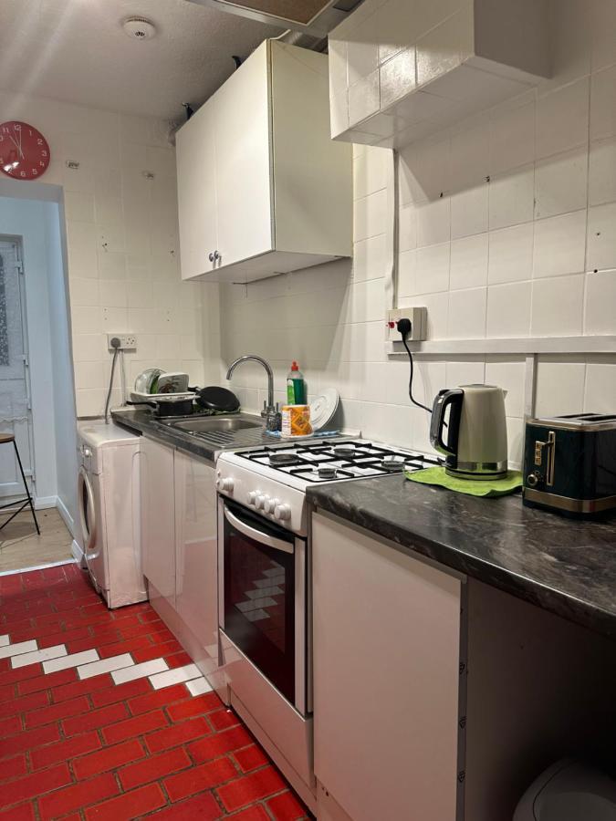 3Rd Studio Flat With Private Toilet And Bathroom Setup For Family Enjoyment 134 Keedonwood Road 布罗姆利 外观 照片