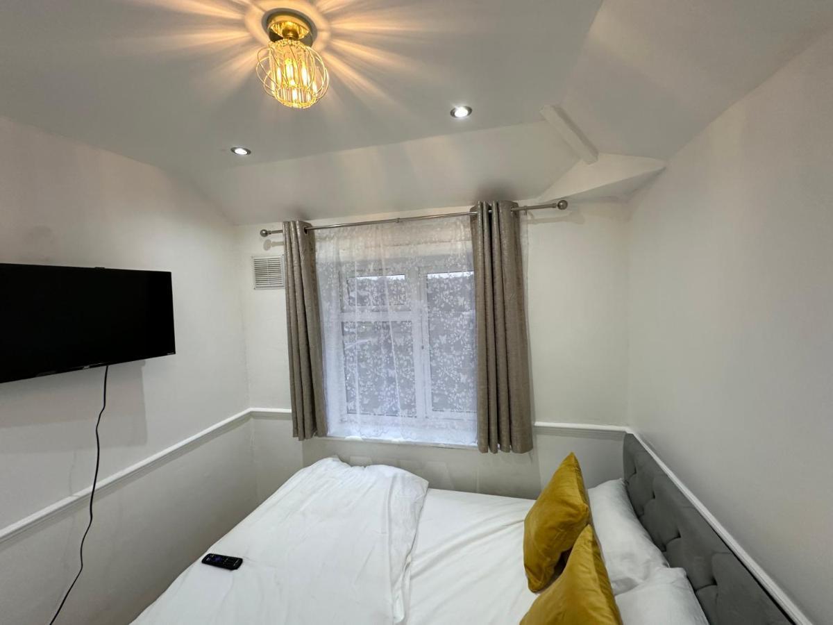 3Rd Studio Flat With Private Toilet And Bathroom Setup For Family Enjoyment 134 Keedonwood Road 布罗姆利 外观 照片