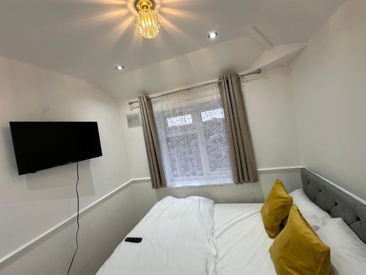 3Rd Studio Flat With Private Toilet And Bathroom Setup For Family Enjoyment 134 Keedonwood Road 布罗姆利 外观 照片
