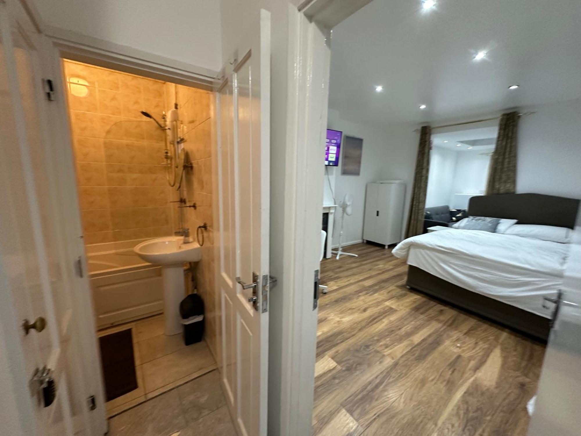 3Rd Studio Flat With Private Toilet And Bathroom Setup For Family Enjoyment 134 Keedonwood Road 布罗姆利 外观 照片