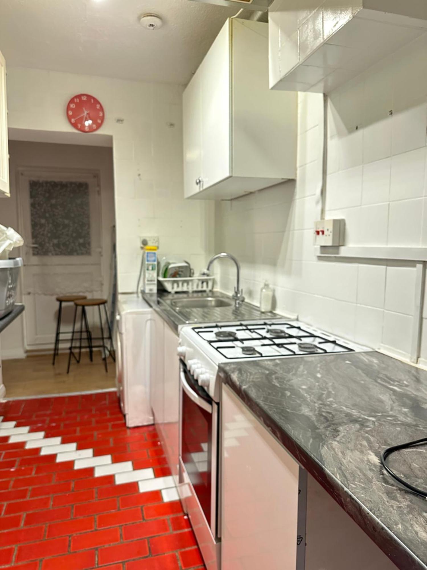 3Rd Studio Flat With Private Toilet And Bathroom Setup For Family Enjoyment 134 Keedonwood Road 布罗姆利 外观 照片
