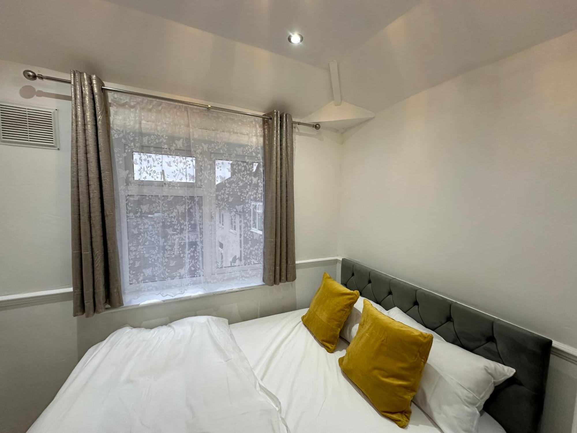 3Rd Studio Flat With Private Toilet And Bathroom Setup For Family Enjoyment 134 Keedonwood Road 布罗姆利 外观 照片