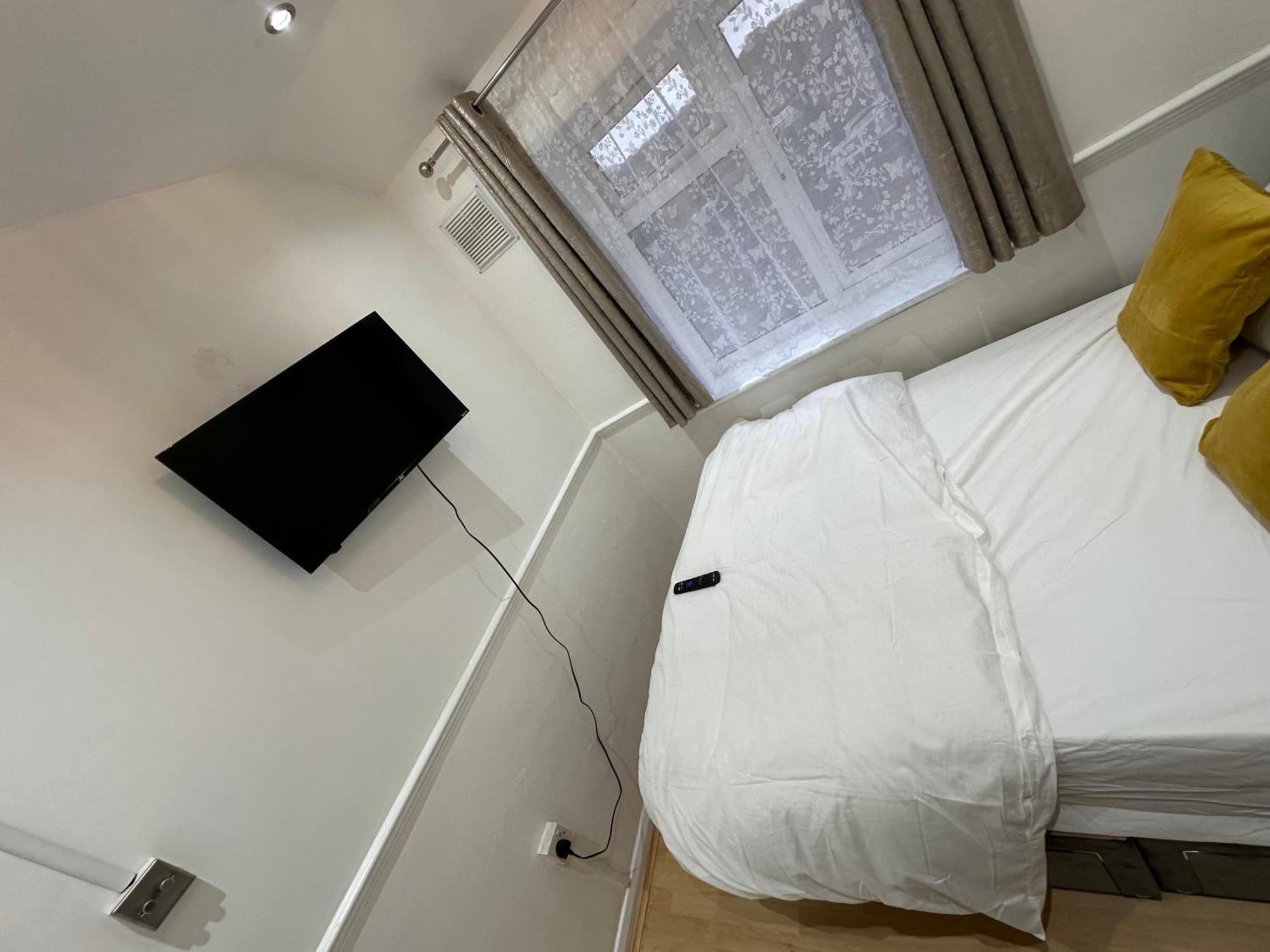 3Rd Studio Flat With Private Toilet And Bathroom Setup For Family Enjoyment 134 Keedonwood Road 布罗姆利 外观 照片
