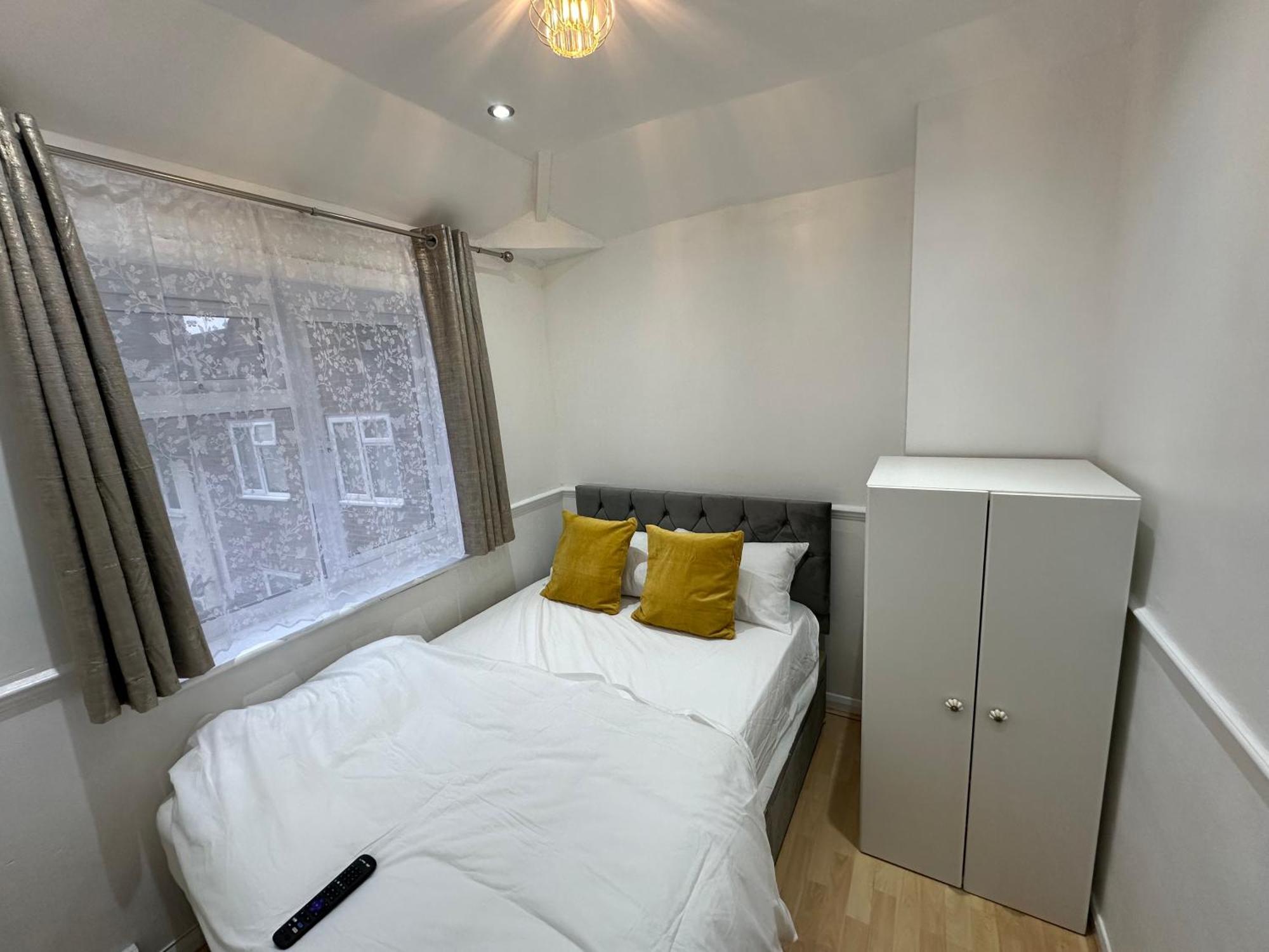 3Rd Studio Flat With Private Toilet And Bathroom Setup For Family Enjoyment 134 Keedonwood Road 布罗姆利 外观 照片