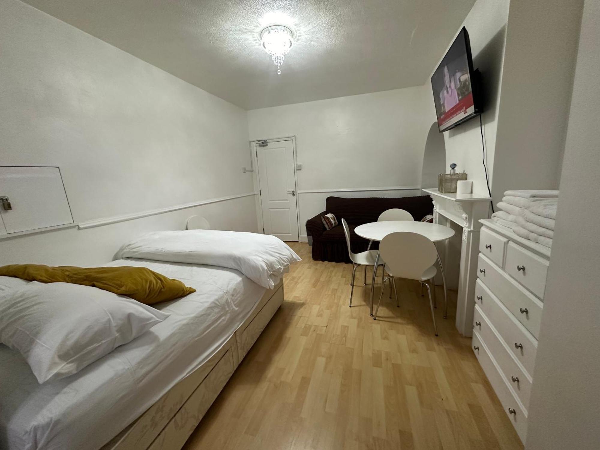 3Rd Studio Flat With Private Toilet And Bathroom Setup For Family Enjoyment 134 Keedonwood Road 布罗姆利 外观 照片