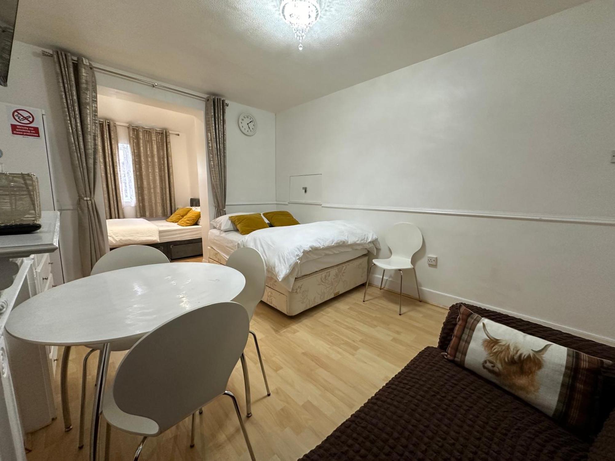 3Rd Studio Flat With Private Toilet And Bathroom Setup For Family Enjoyment 134 Keedonwood Road 布罗姆利 外观 照片