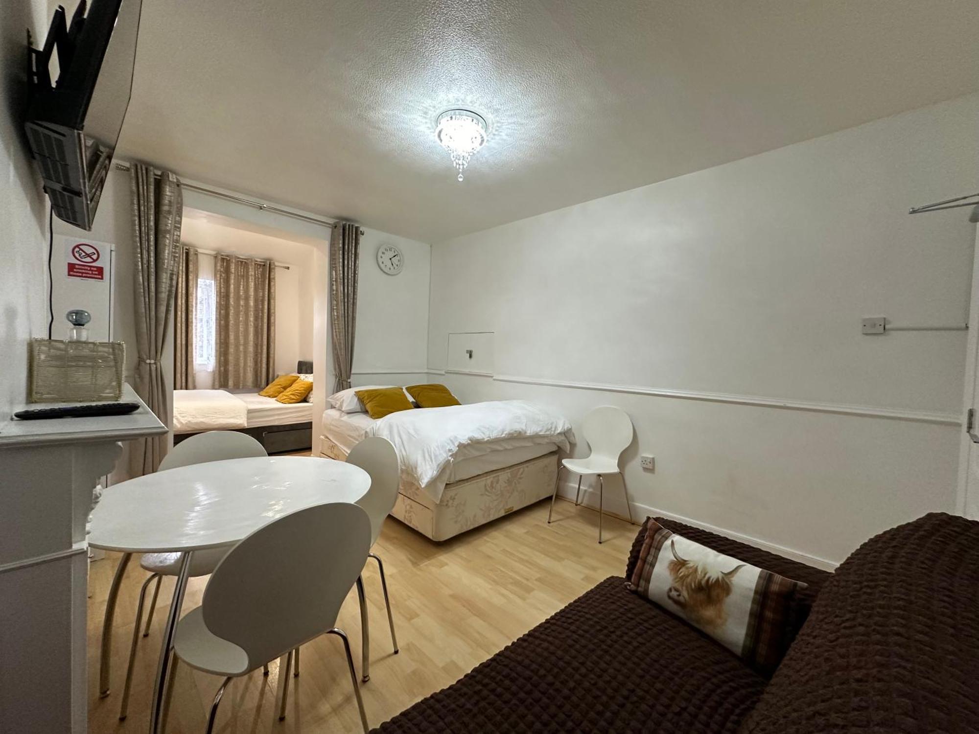 3Rd Studio Flat With Private Toilet And Bathroom Setup For Family Enjoyment 134 Keedonwood Road 布罗姆利 外观 照片
