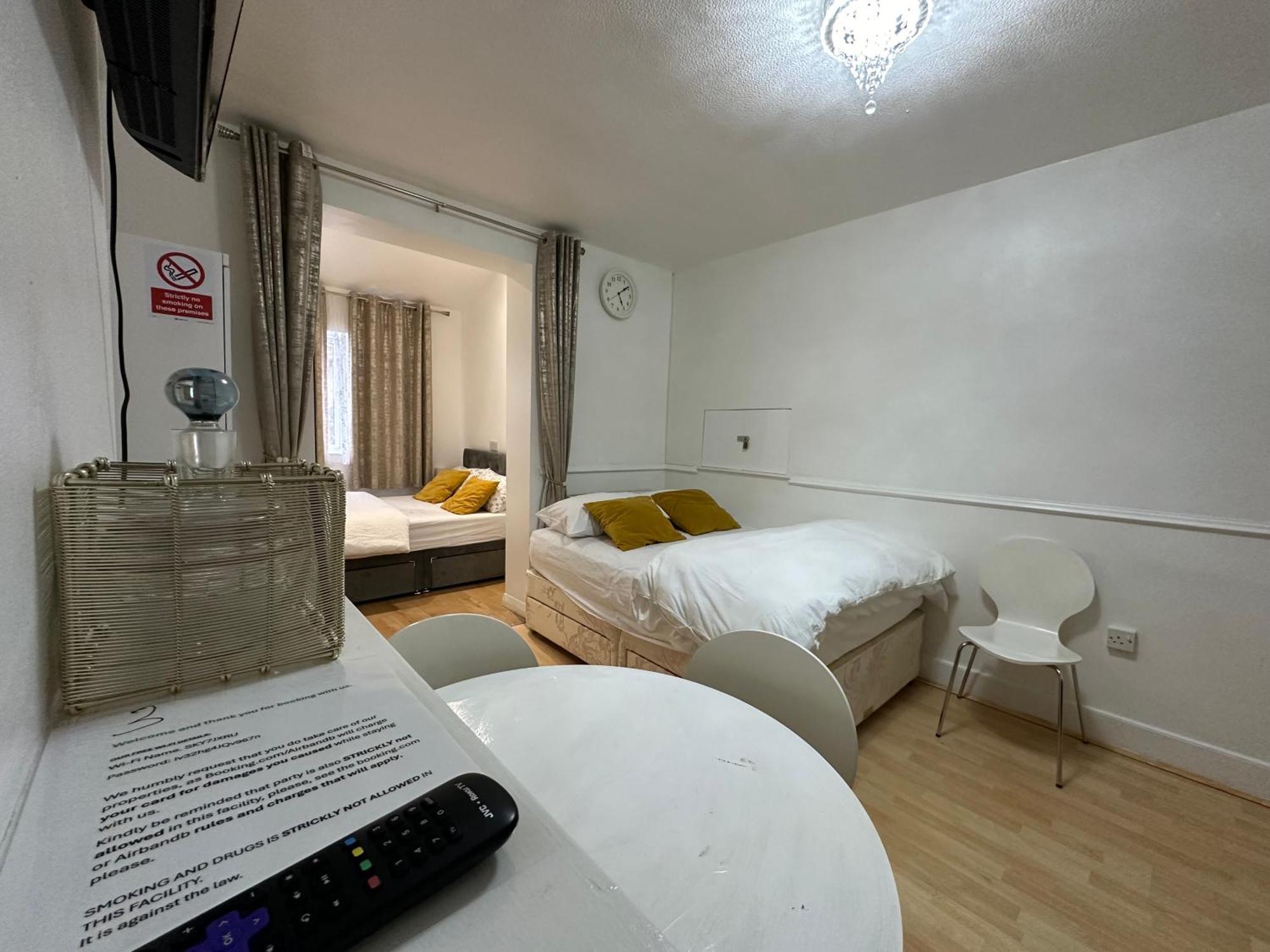 3Rd Studio Flat With Private Toilet And Bathroom Setup For Family Enjoyment 134 Keedonwood Road 布罗姆利 外观 照片
