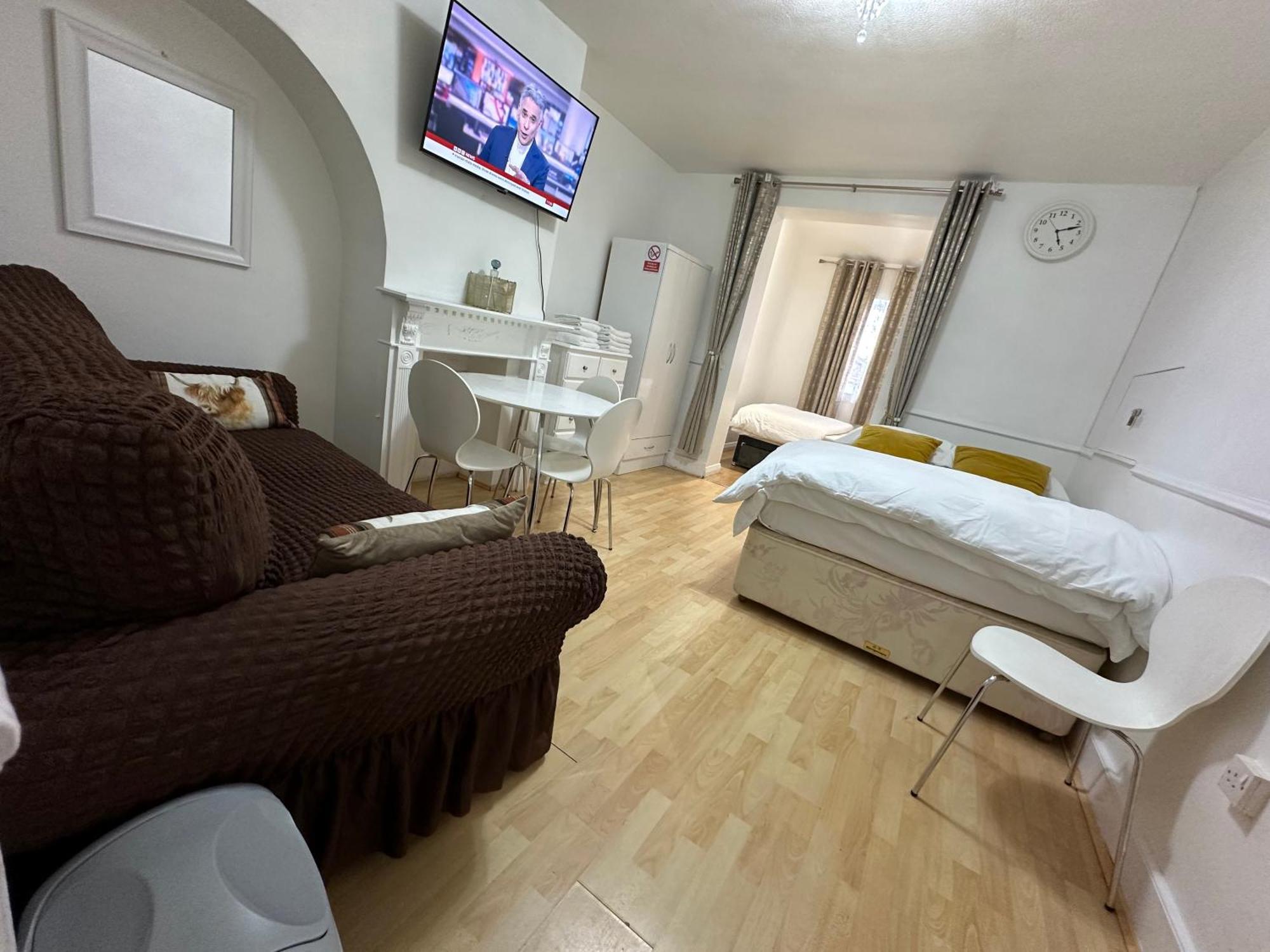 3Rd Studio Flat With Private Toilet And Bathroom Setup For Family Enjoyment 134 Keedonwood Road 布罗姆利 外观 照片