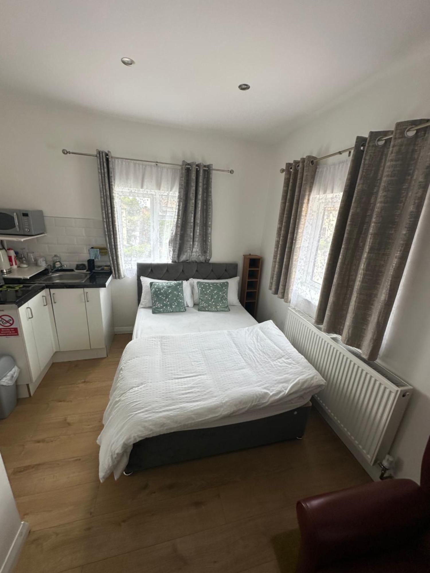 3Rd Studio Flat With Private Toilet And Bathroom Setup For Family Enjoyment 134 Keedonwood Road 布罗姆利 外观 照片