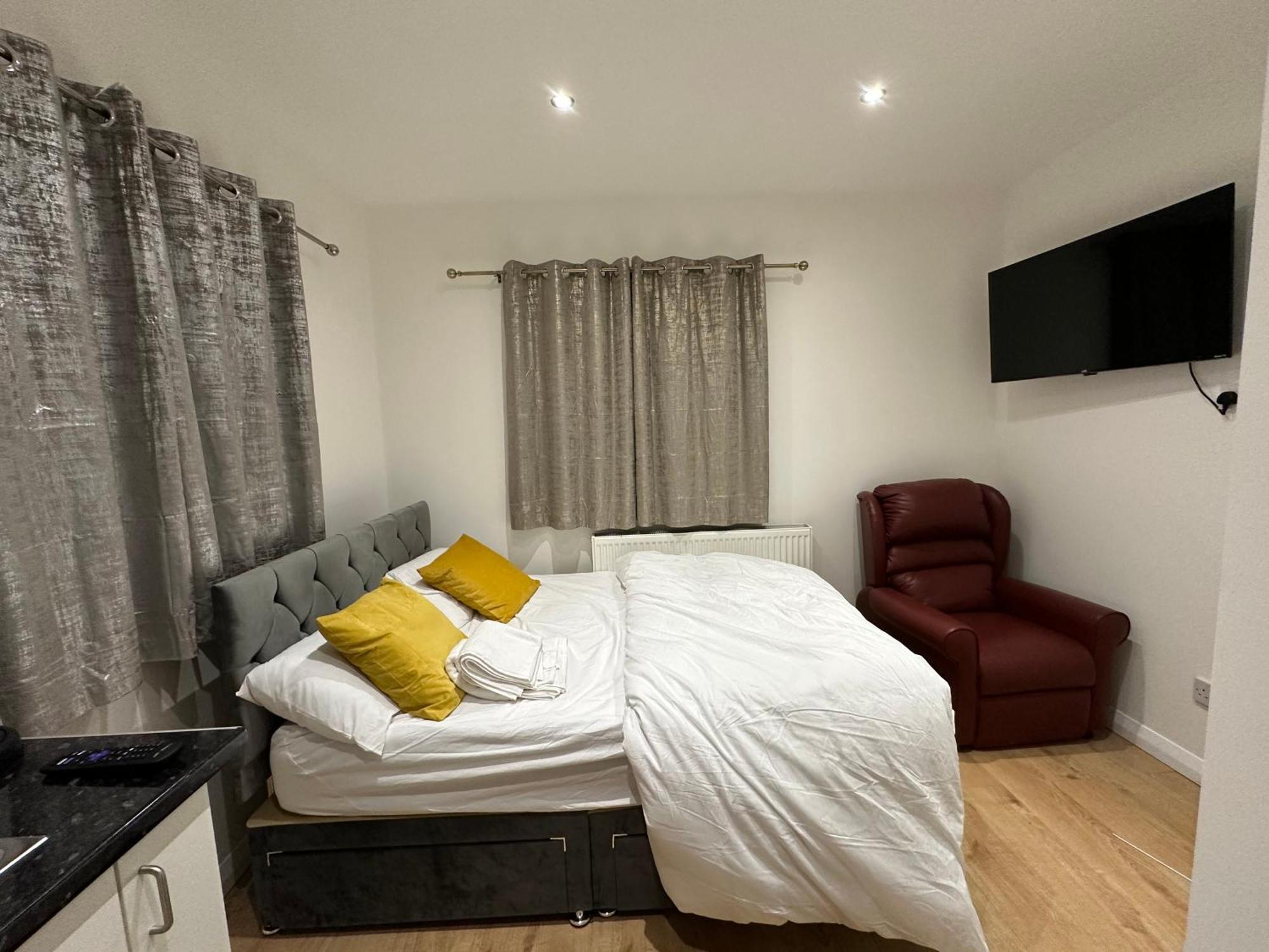 3Rd Studio Flat With Private Toilet And Bathroom Setup For Family Enjoyment 134 Keedonwood Road 布罗姆利 外观 照片
